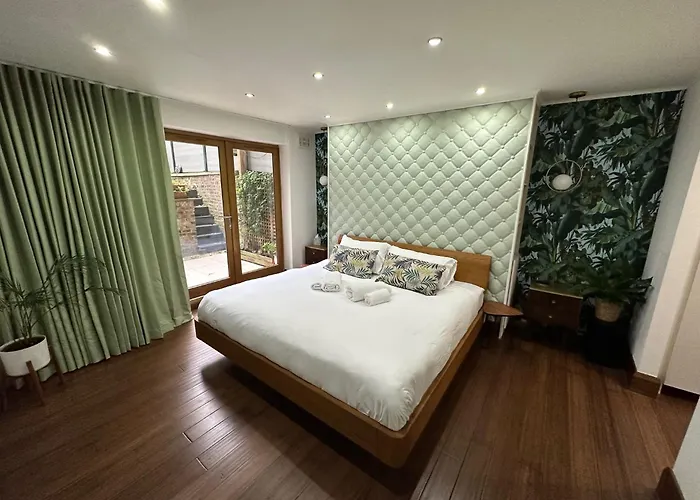 Unique Luxury Home In The Heart Of London. Air Conditioned With Private Garden